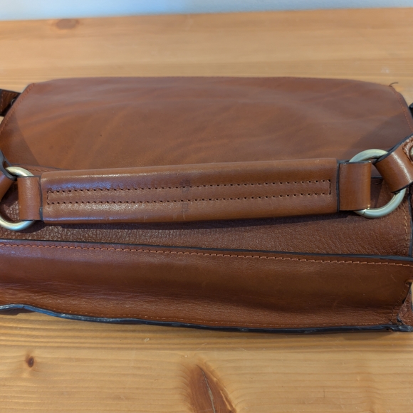 Elegant Brown Leather Handbag - Picture 6 of 10